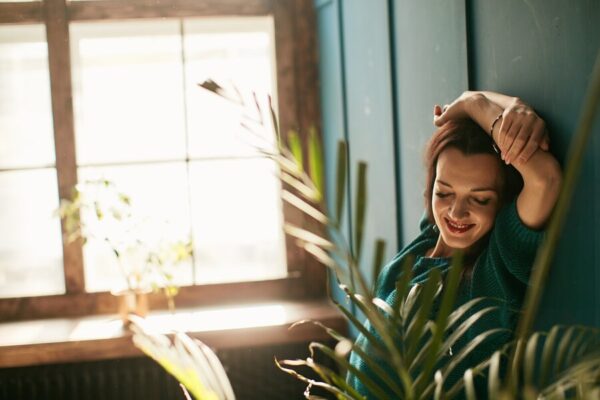 Veja como usar a iluminação natural para valorizar a decoração com dicas técnicas, conforto visual e economia de ener