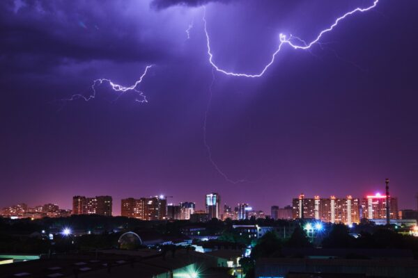 Entenda como funcionam para-raios e cabos de cobre na condução de descargas elétricas, protegendo estruturas contra danos causados por raios.