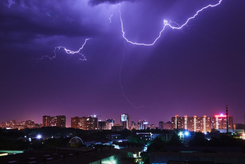Entenda como funcionam para-raios e cabos de cobre na condução de descargas elétricas, protegendo estruturas contra danos causados por raios.