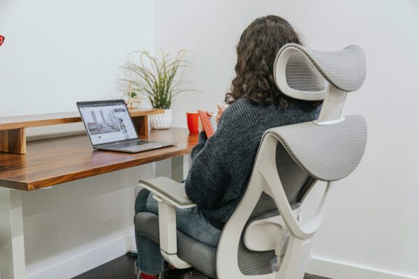 Descubra como ajustes simples na sua rotina e na organização do ambiente de trabalho em casa podem transformar sua saúde, trazendo mais produtividade e prevenindo lesões 