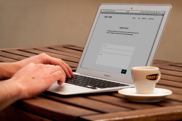Entenda como identificar backlinks potencialmente prejudiciais, avaliar riscos para o SEO e realizar o processo de disavow de forma adequada.