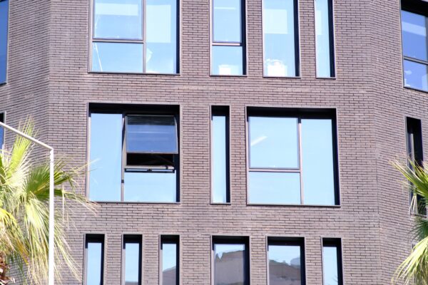 Entenda quais tipos de vidro são mais indicados para apartamentos em ruas movimentadas, considerando isolamento acústico, segurança, conforto e entrada de luz.