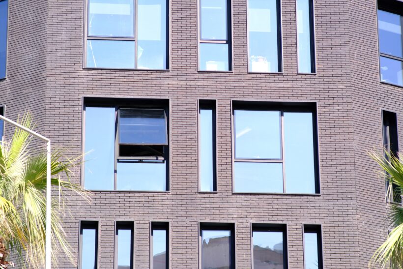 Entenda quais tipos de vidro são mais indicados para apartamentos em ruas movimentadas, considerando isolamento acústico, segurança, conforto e entrada de luz.